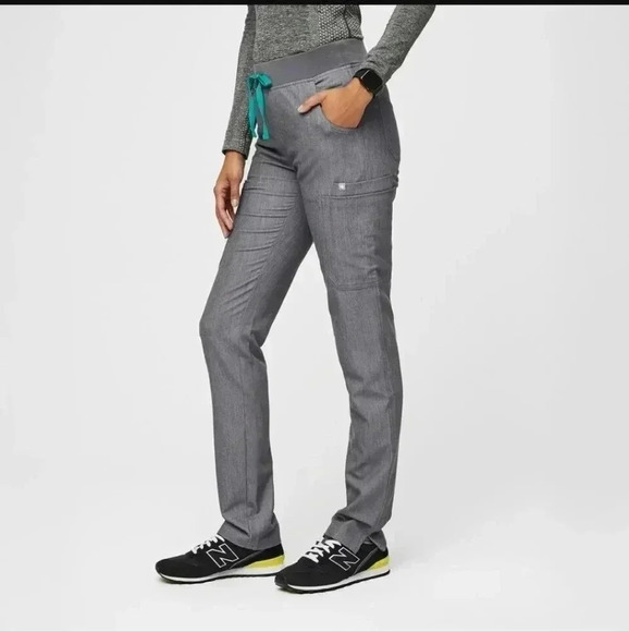 Figs Scrub Set Yola™ Skinny Scrub Pants 2.0 grey And Catrina Three Pocket Top - Picture 8 of 15